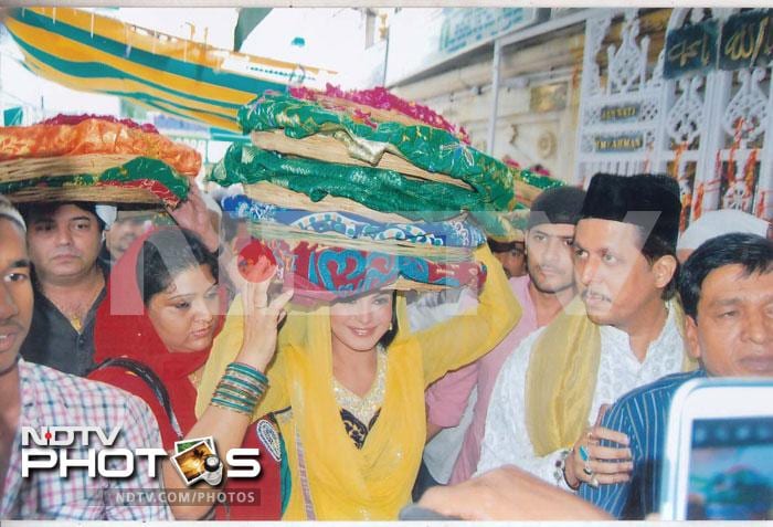 Veena Malik prays at Ajmer Sharif Dargah